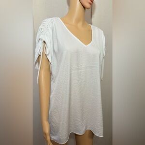 Cabi Seaside Top, featuring an oversized fit with adjustable tie sleeves. Sz.M